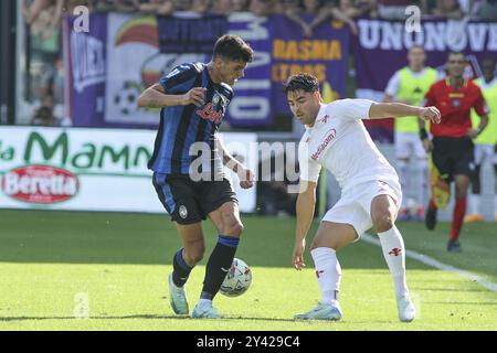 Riccardo Sottil dell'ACF Fiorentina combatte per il pallone con Raul Bellanova dell'Atalanta BC durante Atalanata BC vs ACF Fiorentina, 4Â° serie A Enilive 2024-25 partita allo Stadio Gewiss di Bergamo (BG), il 15 settembre 2024. Foto Stock