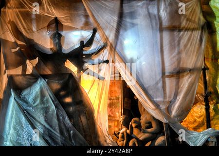 Kolkata, India. 14 settembre 2024. Durga Idols visto coperto da lastre di plastica dall'acqua piovana a Kumartuli. Durga Puja, noto anche come Durgotsava o Sharodotsav, è un festival annuale che si svolge nel subcontinente indiano e che rende omaggio alla dea indù Durga, ed è anche celebrato a causa della vittoria di Durga su Mahishasura. (Foto di Avishek Das/SOPA Images/Sipa USA) credito: SIPA USA/Alamy Live News Foto Stock