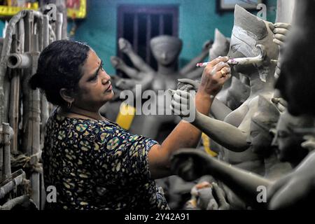 Kolkata, India. 14 settembre 2024. Un artigiano crea un idolo della dea indù Durga a Kumartuli. Durga Puja, noto anche come Durgotsava o Sharodotsav, è un festival annuale che si svolge nel subcontinente indiano e che rende omaggio alla dea indù Durga, ed è anche celebrato a causa della vittoria di Durga su Mahishasura. (Foto di Avishek Das/SOPA Images/Sipa USA) credito: SIPA USA/Alamy Live News Foto Stock