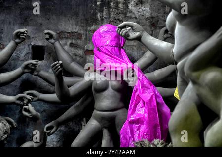 Kolkata, India. 14 settembre 2024. Durga Idols visto coperto da lastre di plastica dall'acqua piovana a Kumartuli. Durga Puja, noto anche come Durgotsava o Sharodotsav, è un festival annuale che si svolge nel subcontinente indiano e che rende omaggio alla dea indù Durga, ed è anche celebrato a causa della vittoria di Durga su Mahishasura. (Foto di Avishek Das/SOPA Images/Sipa USA) credito: SIPA USA/Alamy Live News Foto Stock