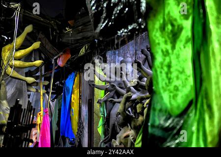 Kolkata, India. 14 settembre 2024. Durga Idols visto coperto da lastre di plastica dall'acqua piovana a Kumartuli. Durga Puja, noto anche come Durgotsava o Sharodotsav, è un festival annuale che si svolge nel subcontinente indiano e che rende omaggio alla dea indù Durga, ed è anche celebrato a causa della vittoria di Durga su Mahishasura. (Foto di Avishek Das/SOPA Images/Sipa USA) credito: SIPA USA/Alamy Live News Foto Stock