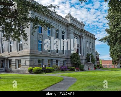 Lo storico tribunale della contea sorge su verdeggianti prati a Walla Walla, Washington, USA Foto Stock