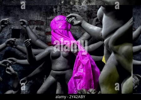 Kolkata, Bengala Occidentale, India. 14 settembre 2024. Durga Idols visto coperto da lastre di plastica dall'acqua piovana a Kumartuli. Durga Puja, noto anche come Durgotsava o Sharodotsav, è un festival annuale che si svolge nel subcontinente indiano e che rende omaggio alla dea indù Durga, ed è anche celebrato a causa della vittoria di Durga su Mahishasura. (Immagine di credito: © Avishek Das/SOPA Images via ZUMA Press Wire) SOLO PER USO EDITORIALE! Non per USO commerciale! Foto Stock