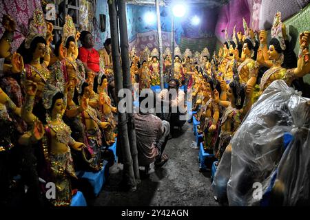 Kolkata, Bengala Occidentale, India. 14 settembre 2024. Gli idoli del Dio indù Lord Viswakarma sono esposti in un negozio nella zona di Kumartuli. Durga Puja, noto anche come Durgotsava o Sharodotsav, è un festival annuale che si svolge nel subcontinente indiano e che rende omaggio alla dea indù Durga, ed è anche celebrato a causa della vittoria di Durga su Mahishasura. (Immagine di credito: © Avishek Das/SOPA Images via ZUMA Press Wire) SOLO PER USO EDITORIALE! Non per USO commerciale! Foto Stock