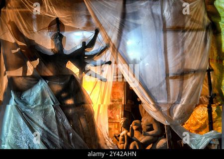 Kolkata, Bengala Occidentale, India. 14 settembre 2024. Durga Idols visto coperto da lastre di plastica dall'acqua piovana a Kumartuli. Durga Puja, noto anche come Durgotsava o Sharodotsav, è un festival annuale che si svolge nel subcontinente indiano e che rende omaggio alla dea indù Durga, ed è anche celebrato a causa della vittoria di Durga su Mahishasura. (Immagine di credito: © Avishek Das/SOPA Images via ZUMA Press Wire) SOLO PER USO EDITORIALE! Non per USO commerciale! Foto Stock