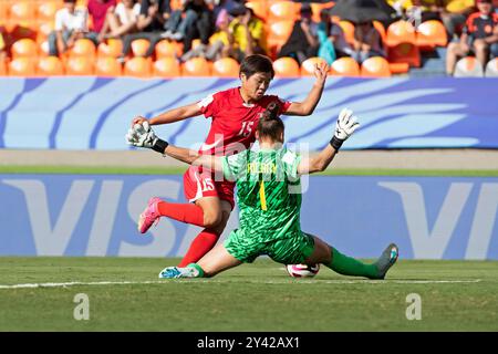 Medelin, Colombia. 15 settembre 2024. Portiere, Rillary del Brasile combatte per il possesso di palla con il-Son Choe della Corea del Nord, durante il round del 16 FIFA U-20 Women's World Cup Colombia 2024 match tra Brasile e Corea del Nord, allo stadio Atanasio Girardot, a Medelin il 15 settembre 2024. Foto: Jose Pino/DiaEsportivo/Alamy Live News crediti: DiaEsportivo/Alamy Live News Foto Stock