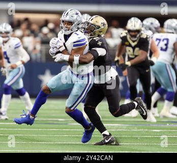 Irving, Stati Uniti. 15 settembre 2024. La safety dei New Orleans Saints Ugo Amadi (0) affronta il wide receiver dei Dallas Cowboys Jalen Tolbert (1) durante una gara della National Football League all'AT&T Stadium domenica 15 settembre 2024 a Irving, Texas. (Foto di Peter G. Forest/Sipa USA) credito: SIPA USA/Alamy Live News Foto Stock