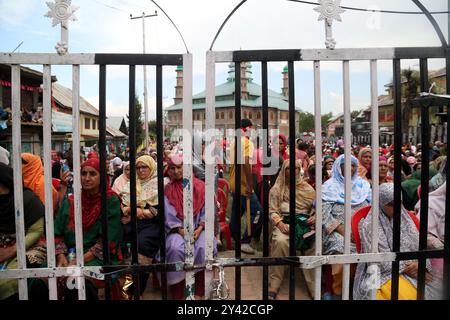 Srinagar, India. 15 settembre 2024. I sostenitori della Conferenza nazionale che elencano il Jammu e il Kashmir durante la manifestazione elettorale di Omar Abdullah, ex ministro capo del Jammu e del Kashmir in vista delle elezioni dell'assemblea. (Foto di Nisar UL Haq Allaie/Pacific Press) credito: Pacific Press Media Production Corp./Alamy Live News Foto Stock