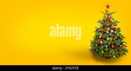 Splendido albero di Natale decorato su un ampio sfondo giallo brillante. Un design elegante e semplice con molto spazio libero per i tuoi elementi visivi Foto Stock