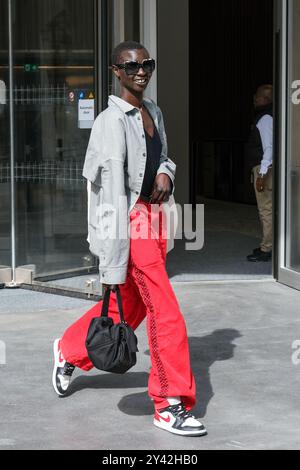 Una modella parte dopo lo spettacolo Roksanda SS25, durante la London Fashion Week. Quest'anno, l'evento del settore celebra il 40° anniversario dell'IT. Foto Stock