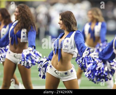 Irving, Stati Uniti. 15 settembre 2024. Le cheerleader dei Dallas Cowboys si esibiscono durante una gara della National Football League all'AT&T Stadium domenica 15 settembre 2024 a Irving, Texas. (Foto di Peter G. Forest/Sipa USA) credito: SIPA USA/Alamy Live News Foto Stock