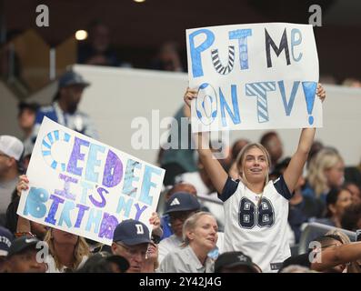 Irving, Stati Uniti. 15 settembre 2024. Un paio di Dallas Cowboys mostrano supporto per la loro squadra durante una gara della National Football League all'AT&T Stadium domenica 15 settembre 2024 a Irving, Texas. (Foto di Peter G. Forest/Sipa USA) credito: SIPA USA/Alamy Live News Foto Stock