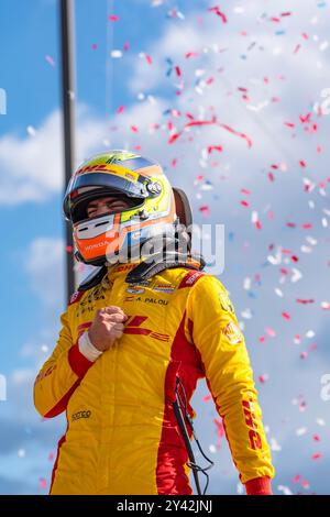 Libano, Tennessee, Stati Uniti. 15 settembre 2024. ALEX PALOU, spagnolo, festeggia la sua conquista del titolo DI campione della serie INDYCAR 2024 NTT dopo l'undicesimo posto nel Big Machine Music City Grand Prix al Nashville Superspeedway. (Credit Image: © Walter G. Arce Sr./ASP via ZUMA Press Wire) SOLO PER USO EDITORIALE! Non per USO commerciale! Crediti: ZUMA Press, Inc./Alamy Live News Foto Stock