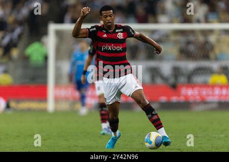 Rio De Janeiro, Brasile. 15 settembre 2024. RIO DE JANEIRO, BRASILE - 15 SETTEMBRE: CARLINHOS di Flamengo controlla la palla durante la partita tra Flamengo e Vasco da Gama come parte della Brasileirao serie A allo stadio Maracana il 15 settembre 2024 a Rio de Janeiro, Brasile. Crediti: Ruano Carneiro/Alamy Live News Foto Stock