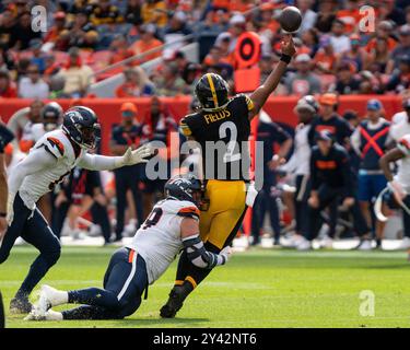 Denver, Stati Uniti. 15 settembre 2024: Il quarterback dei Pittsburgh Steelers Justin Fields (2) riceve un passaggio prima di essere svincolato dal defensive end dei Denver Broncos Zach Allen (99) nel secondo tempo della partita di football tra Denver Broncos e Pittsburgh Steelers Derek Regensburger/CSM. Crediti: CAL Sport Media/Alamy Live News Foto Stock