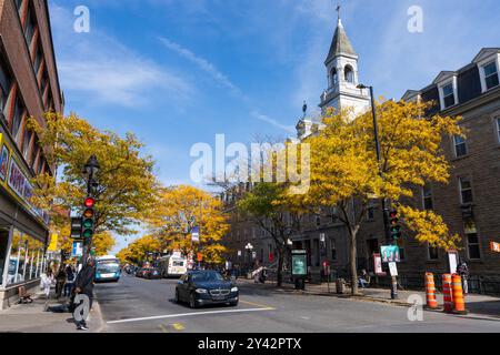 Montreal, Quebec, Canada - 9 ottobre 2021: Vista della città di Montreal in una giornata di sole autunnale. Mont-Royal Avenue. Foto Stock