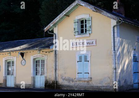 Uzerche, una piccola e autentica cittadina storica e turistica sulle rive del fiume Vézère nella campagna del Limousin nella Francia centro-occidentale, sul fiume Foto Stock