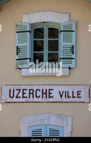 Uzerche, una piccola e autentica cittadina storica e turistica sulle rive del fiume Vézère nella campagna del Limousin nella Francia centro-occidentale, sul fiume Foto Stock