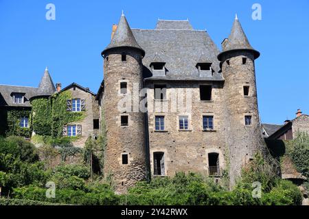 Uzerche, una piccola e autentica cittadina storica e turistica sulle rive del fiume Vézère nella campagna del Limousin nella Francia centro-occidentale, sul fiume Foto Stock