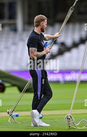 Kia Oval, Londra, Regno Unito. 8 settembre 2024. 3° Rothesay Cricket test Match, terzo giorno, Inghilterra contro Sri Lanka; Ben Stokes dell'Inghilterra guarda i battitori mentre la sua squadra si riscalda credito: Action Plus Sports/Alamy Live News Foto Stock