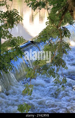 Uzerche, una piccola e autentica cittadina storica e turistica sulle rive del fiume Vézère nella campagna del Limousin nella Francia centro-occidentale, sul fiume Foto Stock