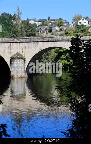 Uzerche, una piccola e autentica cittadina storica e turistica sulle rive del fiume Vézère nella campagna del Limousin nella Francia centro-occidentale, sul fiume Foto Stock