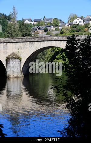 Uzerche, una piccola e autentica cittadina storica e turistica sulle rive del fiume Vézère nella campagna del Limousin nella Francia centro-occidentale, sul fiume Foto Stock