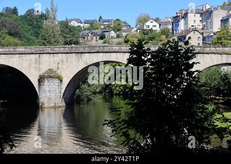 Uzerche, una piccola e autentica cittadina storica e turistica sulle rive del fiume Vézère nella campagna del Limousin nella Francia centro-occidentale, sul fiume Foto Stock