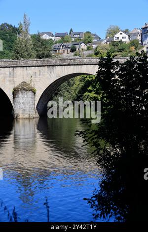 Uzerche, una piccola e autentica cittadina storica e turistica sulle rive del fiume Vézère nella campagna del Limousin nella Francia centro-occidentale, sul fiume Foto Stock