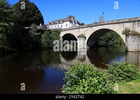 Uzerche, una piccola e autentica cittadina storica e turistica sulle rive del fiume Vézère nella campagna del Limousin nella Francia centro-occidentale, sul fiume Foto Stock