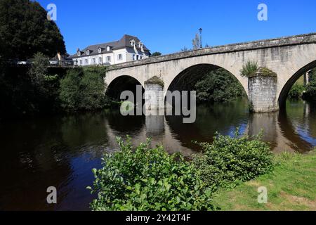 Uzerche, una piccola e autentica cittadina storica e turistica sulle rive del fiume Vézère nella campagna del Limousin nella Francia centro-occidentale, sul fiume Foto Stock