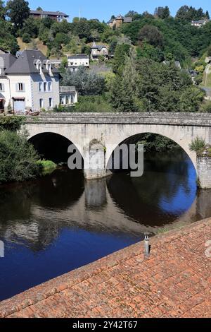 Uzerche, una piccola e autentica cittadina storica e turistica sulle rive del fiume Vézère nella campagna del Limousin nella Francia centro-occidentale, sul fiume Foto Stock