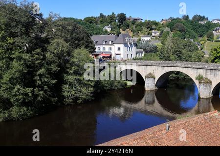 Uzerche, una piccola e autentica cittadina storica e turistica sulle rive del fiume Vézère nella campagna del Limousin nella Francia centro-occidentale, sul fiume Foto Stock