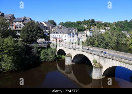 Uzerche, una piccola e autentica cittadina storica e turistica sulle rive del fiume Vézère nella campagna del Limousin nella Francia centro-occidentale, sul fiume Foto Stock