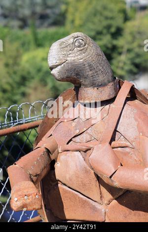 Uzerche, una piccola e autentica cittadina storica e turistica sulle rive del fiume Vézère nella campagna del Limousin nella Francia centro-occidentale, sul fiume Foto Stock