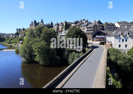 Uzerche, una piccola e autentica cittadina storica e turistica sulle rive del fiume Vézère nella campagna del Limousin nella Francia centro-occidentale, sul fiume Foto Stock