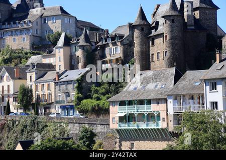 Uzerche, una piccola e autentica cittadina storica e turistica sulle rive del fiume Vézère nella campagna del Limousin nella Francia centro-occidentale, sul fiume Foto Stock