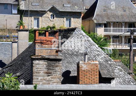 Uzerche, una piccola e autentica cittadina storica e turistica sulle rive del fiume Vézère nella campagna del Limousin nella Francia centro-occidentale, sul fiume Foto Stock