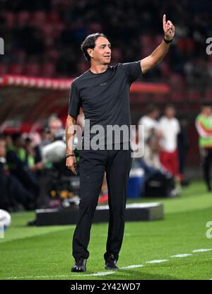 Monza, Italia. 15 settembre 2024. L'allenatore di Monza Alessandro Nesta gesta durante la partita di calcio di serie A tra Monza e Inter Milan a Monza, in Italia, 15 settembre 2024. Crediti: Alberto Lingria/Xinhua/Alamy Live News Foto Stock