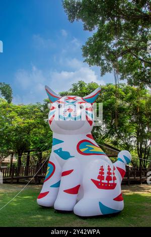 Tainan Taiwan 1 settembre 2024: "Gatto Kirin-tailed" alto 10 metri chiamato "Alley Niau". Nel vecchio forte di Anping. Questo è per il Taiwan Creative Expo 2024. Foto Stock