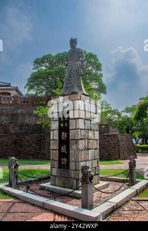 Tainan Taiwan 1 settembre 2024: La statua "Zheng Chenggong" all'interno del forte di Anping mostra la storia e il significato culturale del forte Foto Stock