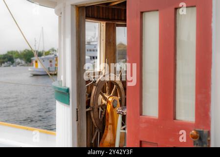 Foto ravvicinata di una casa a ruote di una barca, una ruota, mentre era ancorata al porto. Foto Stock