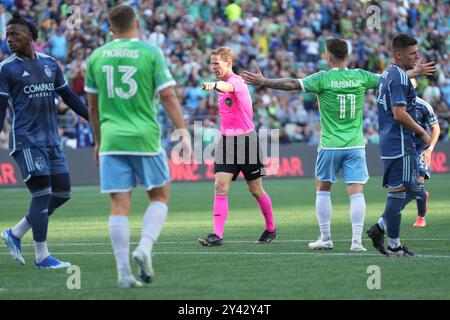 Seattle, Stati Uniti. 15 settembre 2024. L'arbitro Drew Fischer assegna un rigore durante una partita di Major League Soccer tra Seattle Sounders e Sporting Kansas City al Lumen Field di Seattle, Washington, il 15 settembre 2024. (Credito fotografico Nate Koppelman/Sipa USA) credito: SIPA USA/Alamy Live News Foto Stock