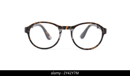 Primo piano degli occhiali da vista rotondi con guscio di tartaruga, perfetti per sfoggiare lo stile degli occhiali. Design semplice ed elegante su sfondo bianco, incentrato sulla moda Foto Stock