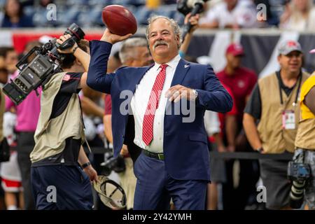 Houston, Texas, Stati Uniti. 15 settembre 2024. Il proprietario degli Houston Texans Cal McNair lanciò una partita di football prima di una partita tra i Chicago Bears e gli Houston Texans a Houston, Texas. Trask Smith/CSM/Alamy Live News Foto Stock