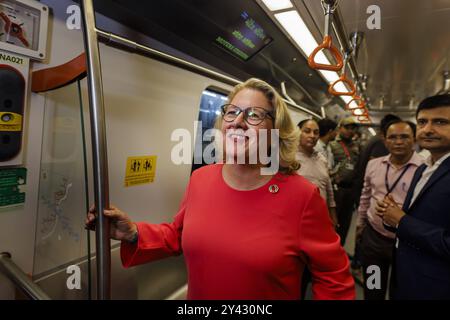 Svenja Schulze SPD, Bundesministerin fuer wirtschaftliche Zusammenarbeit und Entwicklung, faehrt mit der Metro in India ad Ahmedabad, 15.09.2024. Ahmedabad Indien *** Svenja Schulze SPD , Ministro federale per la cooperazione e lo sviluppo economico, cavalca la metropolitana in India ad Ahmedabad, 15 09 2024 Ahmedabad India Copyright: XPresse-xundxInformationsamtxderxBundesregierungx Foto Stock