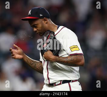 Atlanta, Stati Uniti. 15 settembre 2024. Il lanciatore degli Atlanta Braves Raisel Iglesias si toglie la fronte mentre esce dalla partita nel nono inning durante la partita contro i Los Angeles Dodgers a Truist Park domenica 15 settembre 2024 ad Atlanta, Georgia. Foto di Mike Zarrilli/UPI credito: UPI/Alamy Live News Foto Stock