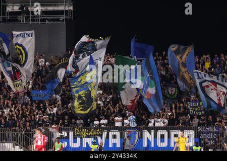 Monza, Italia. 15 settembre 2024. Italia, Monza, 2024 09 15: I tifosi dell'Inter sventolano le bandiere e mostrano striscioni negli stand durante la partita di calcio AC Monza vs FC Inter, serie A Tim 2024-2025 giorno 4, U-Power StadiumItaly, Monza, 2024 09 15 - AC Monza vs FC Inter, serie A Tim 2024/2025, giorno 4 presso U-Power Stadium (foto di Fabrizio Andrea Bertani/Pacific Press) crediti: Pacific Press Production News/Alamy Live Foto Stock