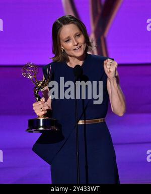 Los Angeles, Stati Uniti. 15 settembre 2024. Jodie Foster accetta il premio Outstanding Lead Actress in a Limited o Anthology Series o Movie per "True Detective" sul palco durante il 76° Primetime Emmy Awards al Peacock Theater di Los Angeles domenica 15 settembre 2024. Foto di Jim Ruymen. Crediti: UPI/Alamy Live News Foto Stock