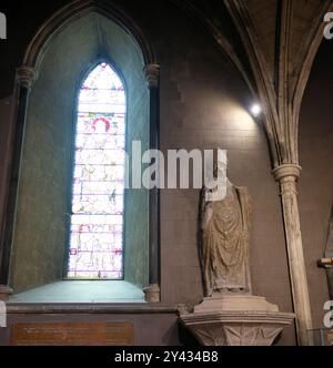 Statua di San Patrizio nella navata ovest del transetto sud all'interno della cattedrale di San Patrizio, Dublino, Irlanda; creata nel XIII o XIV secolo. Foto Stock